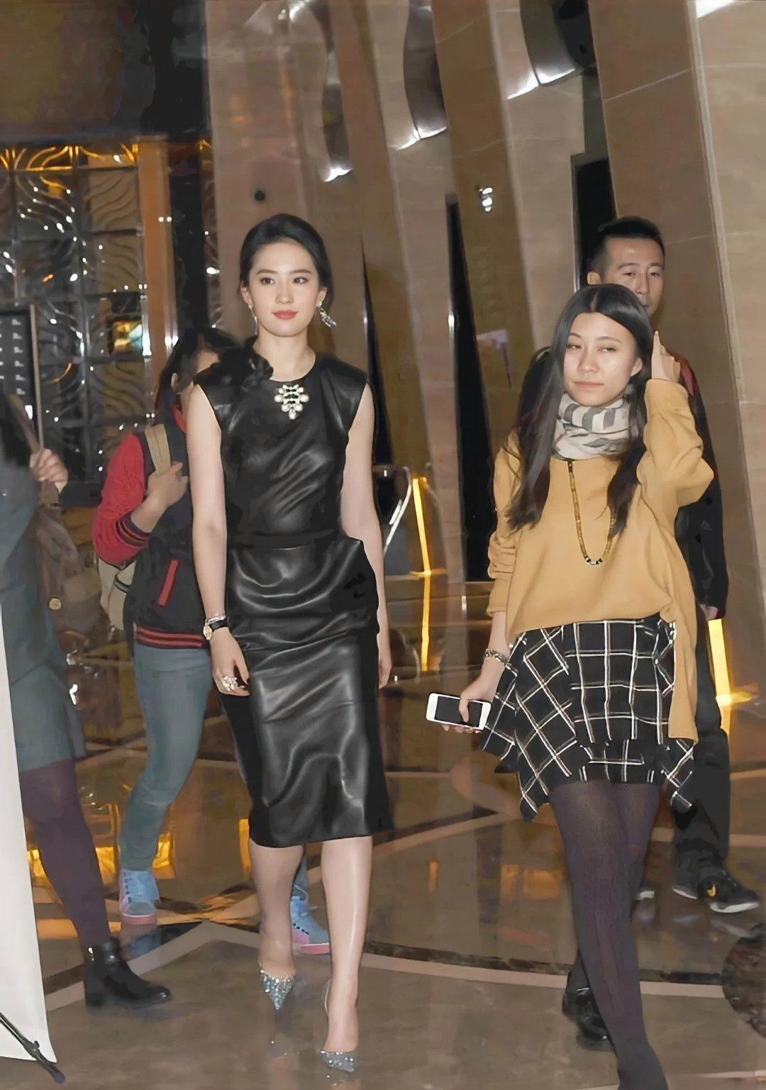 刘亦菲2014年出席活动旧照，现身酒店，27岁的她步履自带气场，颜值与气质双绝，