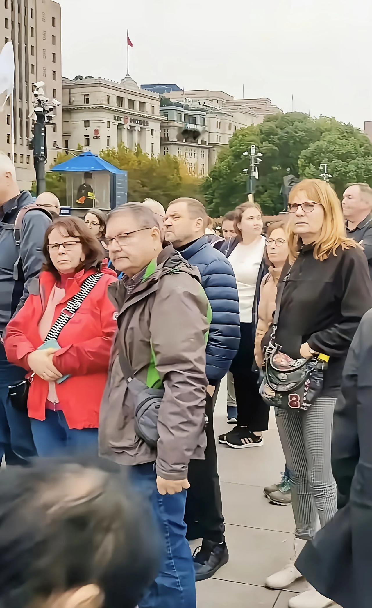 最喜欢看外国人吃惊的看着我们的变化，样子好像如他们过去说我们，是没见过世面的乡巴