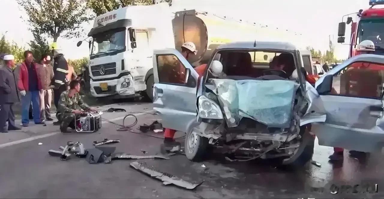 货车变祸车！11人伤亡，怎是一个悲字了得！

新闻报道，在宁夏青铜峡县国道上，一