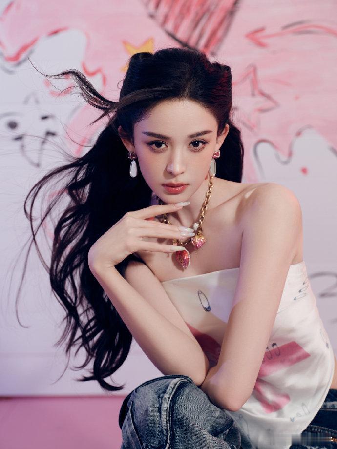娜扎硬控妈妈朋友圈娜扎这样的颜值对于我们来说完全就是暴击的程度，看到这样一份礼物