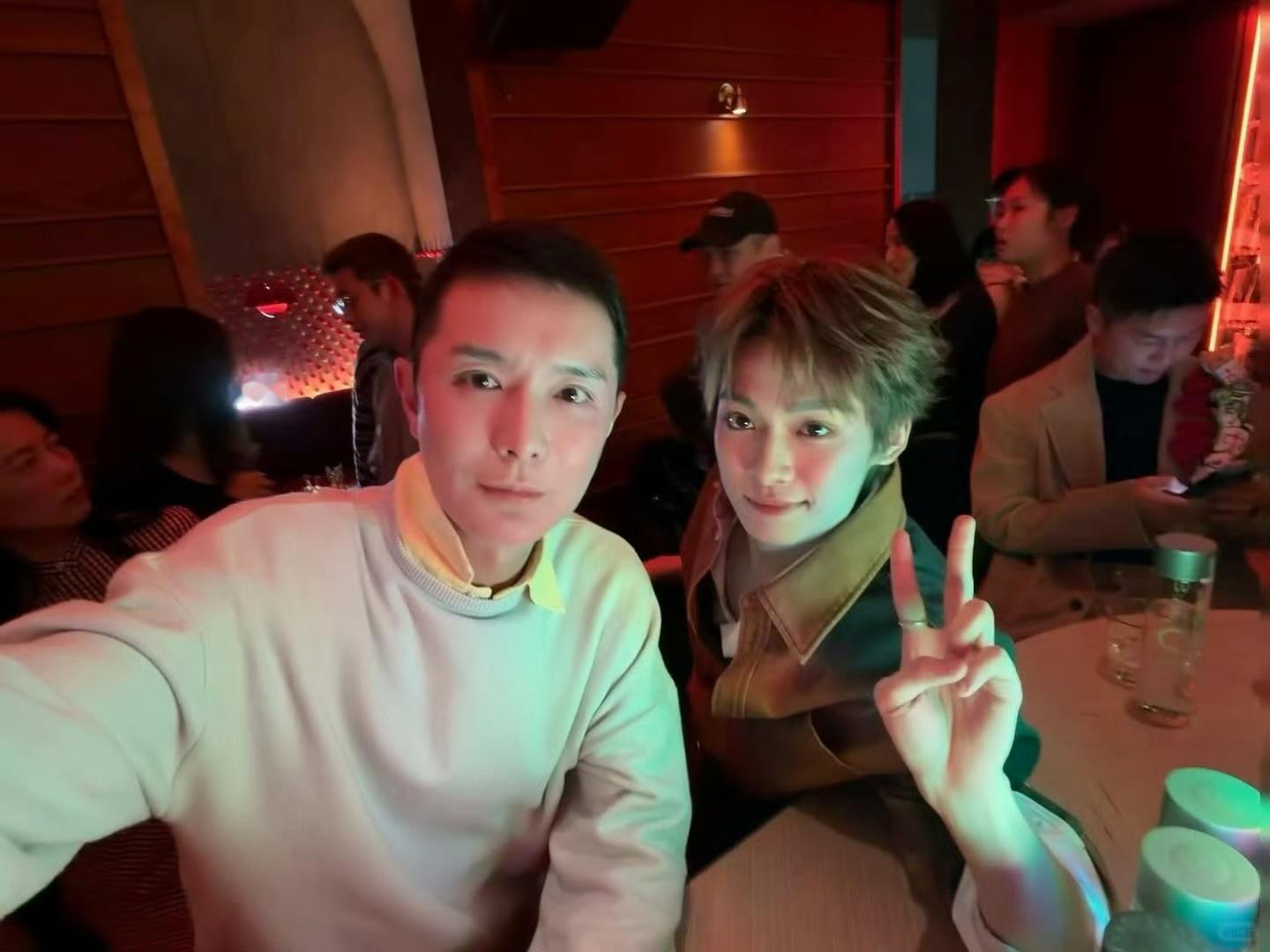 梓渝和VOGUE主编刘冲单独合影来了，比耶手好可爱，帅而萌之，交到新朋友了玩得开