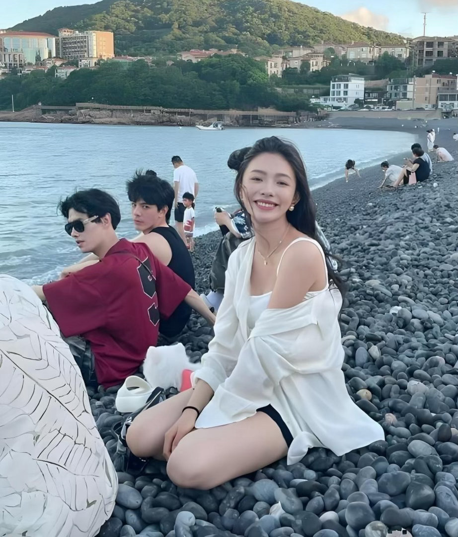 林允去海边玩居然没有路人认出来 ，那两个男生也不去要个签名 