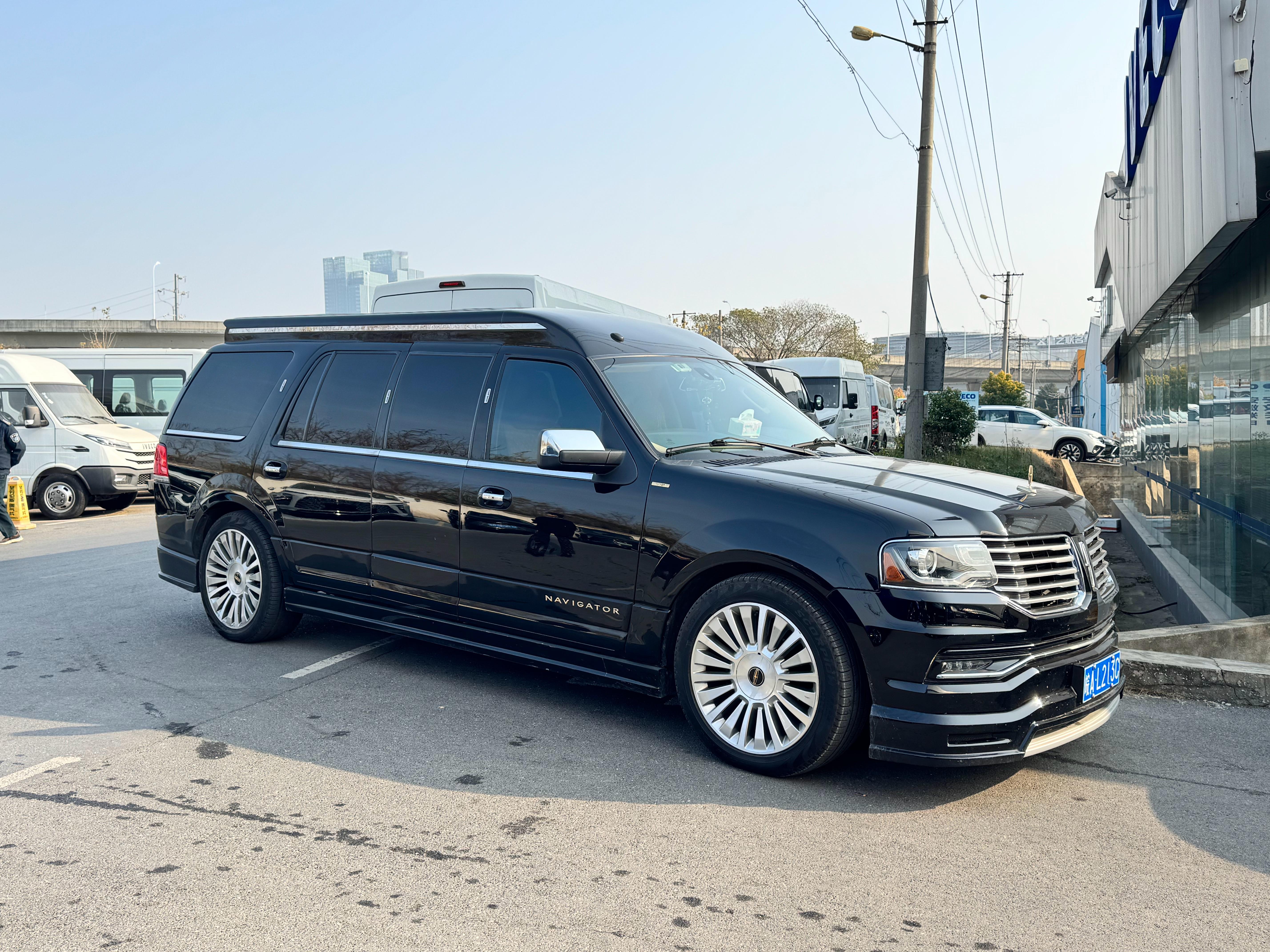 林肯领航员领袖一号！新车落地300多万，这车后排大的打个麻将问题不大，接近6米的