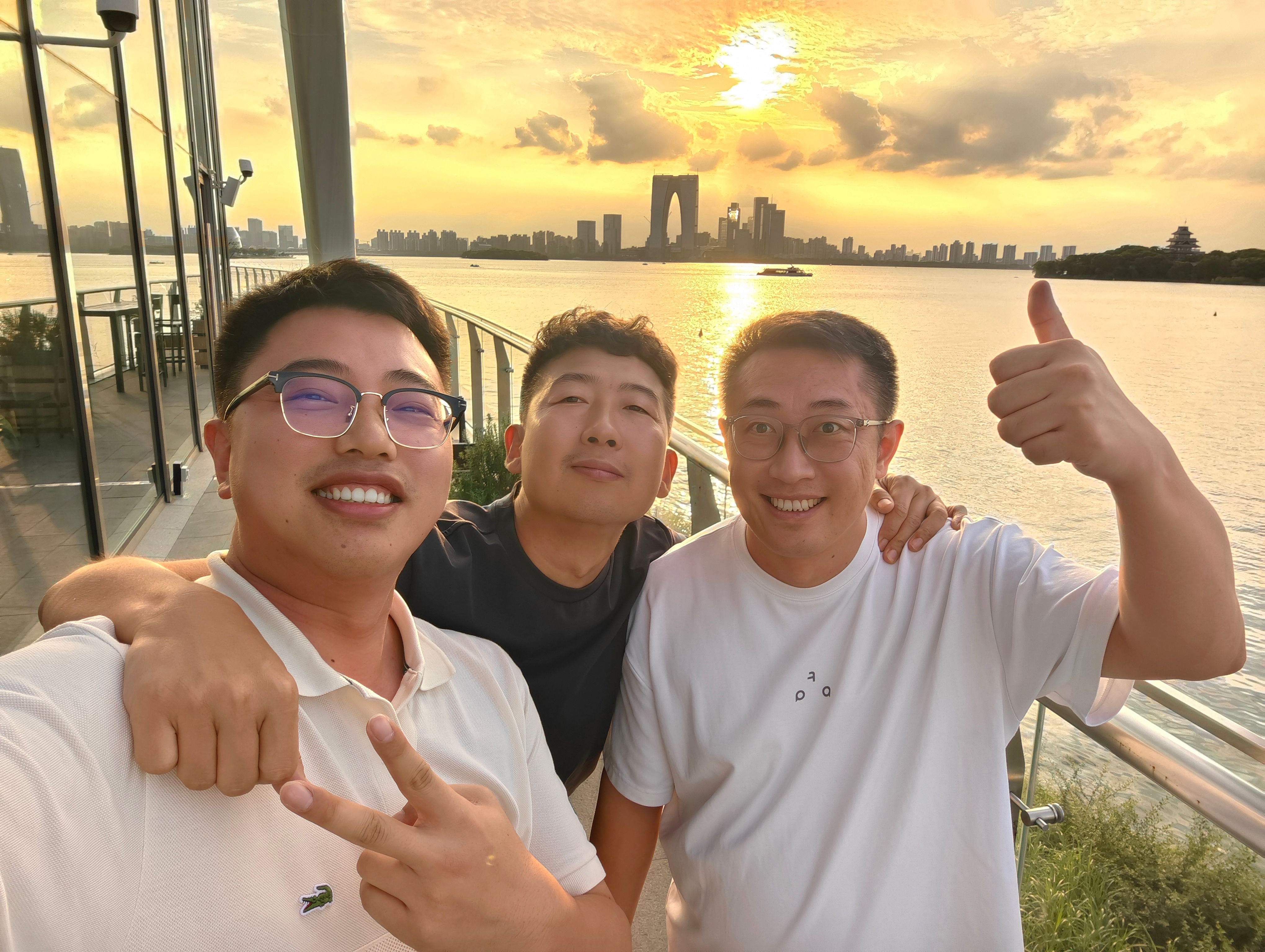 突然发现物业费比房贷可怕多了我们现在住的这套房子，物业费大概8千多一年，但是物业