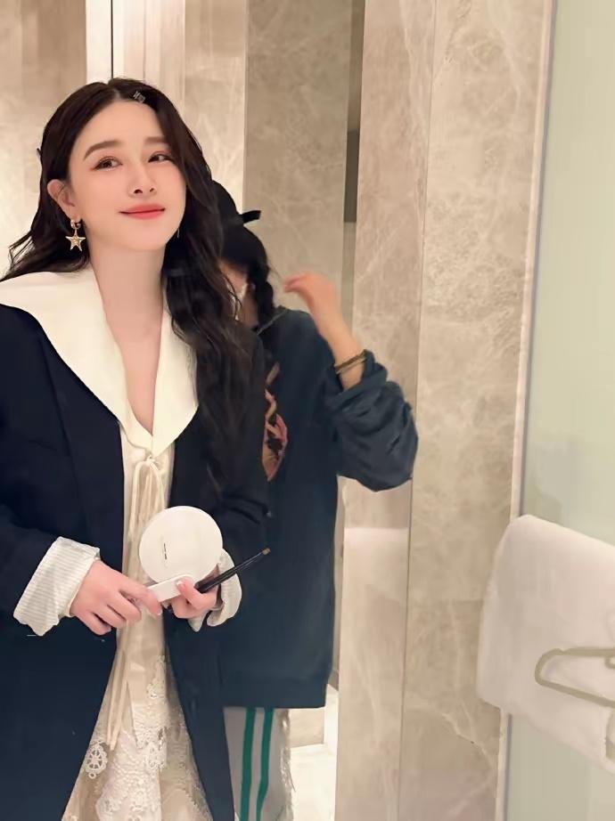 阚清子最新分享的照片中洋溢着满满的少女气息，清透自然的妆容将她灵动的眉眼衬托得更