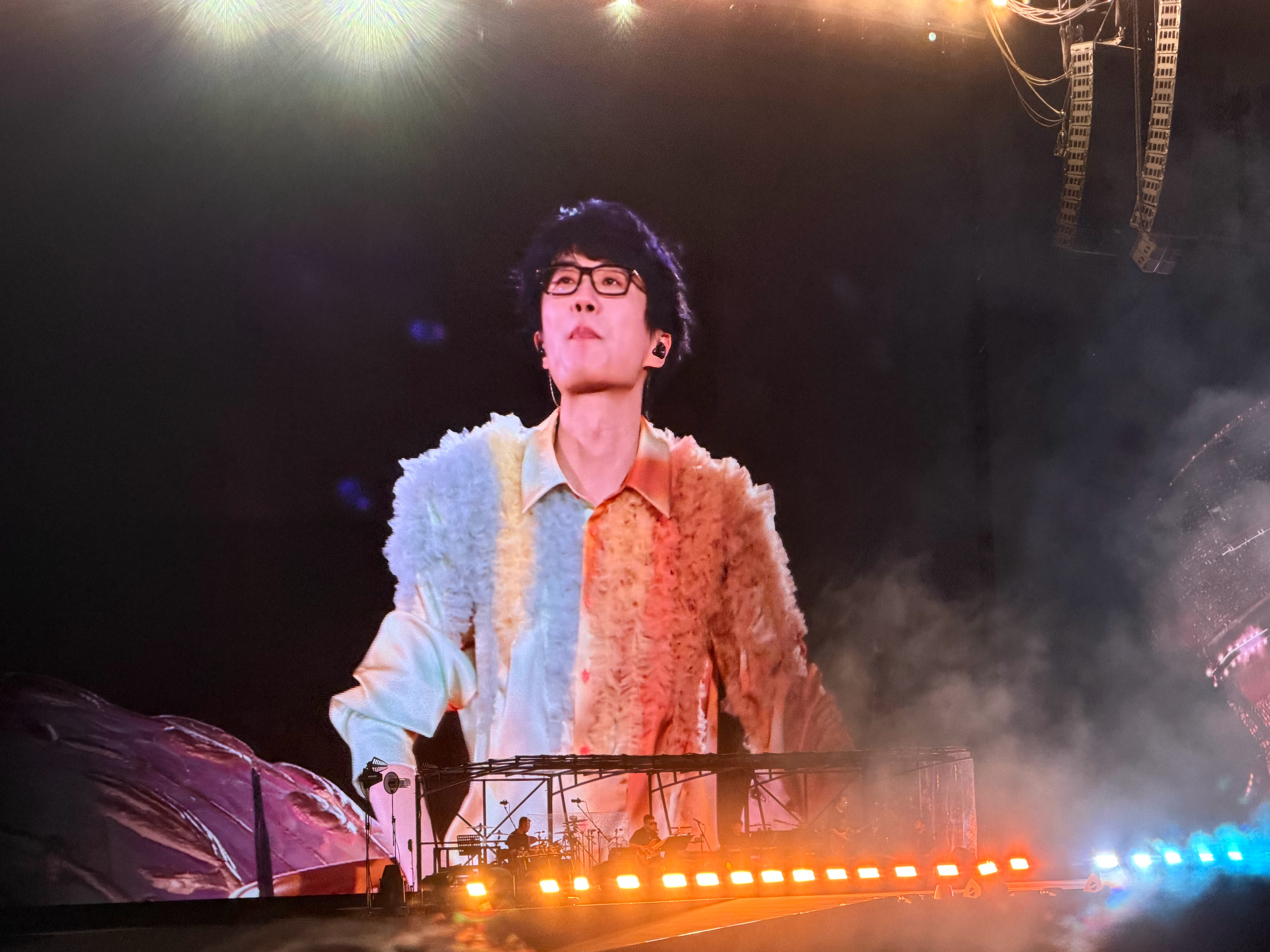 许嵩大屏怼脸自拍镜头 也没人说过许嵩饭撒起来也这么萌啊！ 