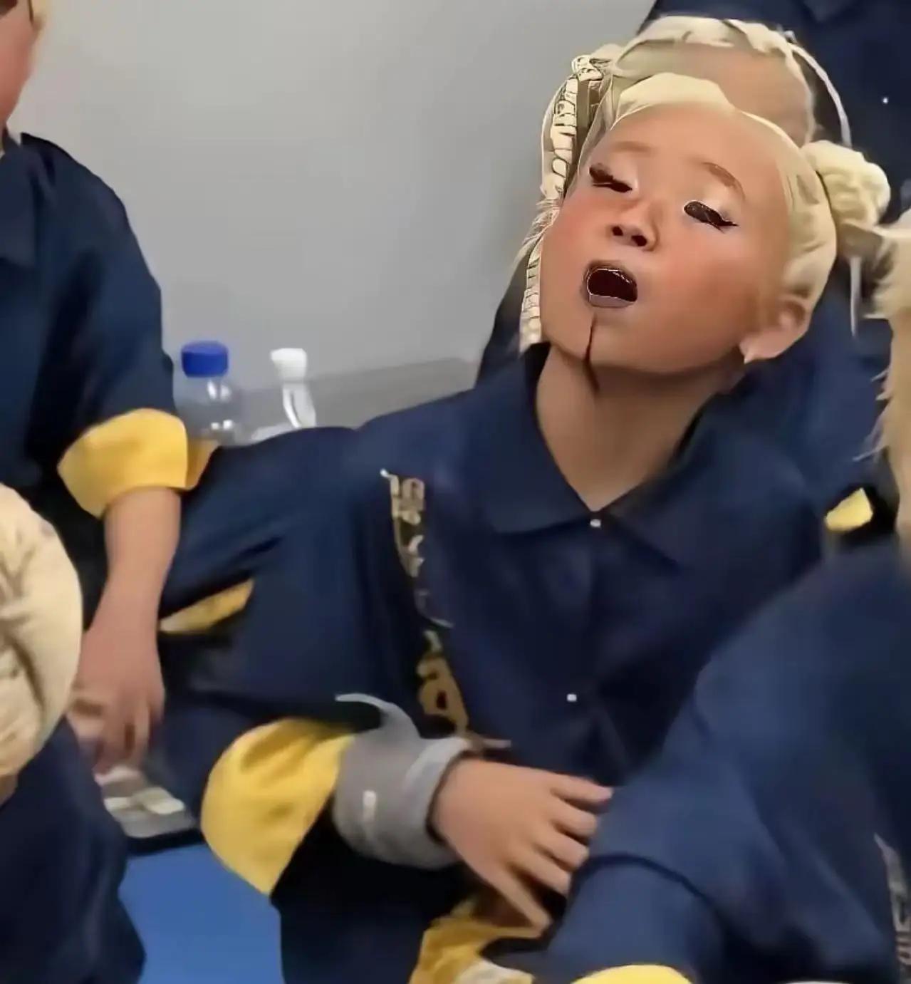 救命！上海这场少儿舞蹈赛的妆造是“恐怖片”现场吗？看完我拳头都硬了！

家人们，
