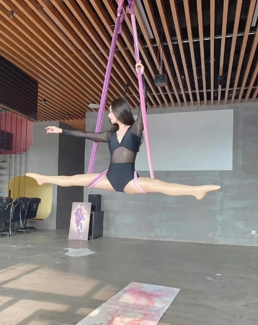 空中瑜伽的好处与功效

        空中瑜伽作为一种独特的瑜伽形式，带来了多