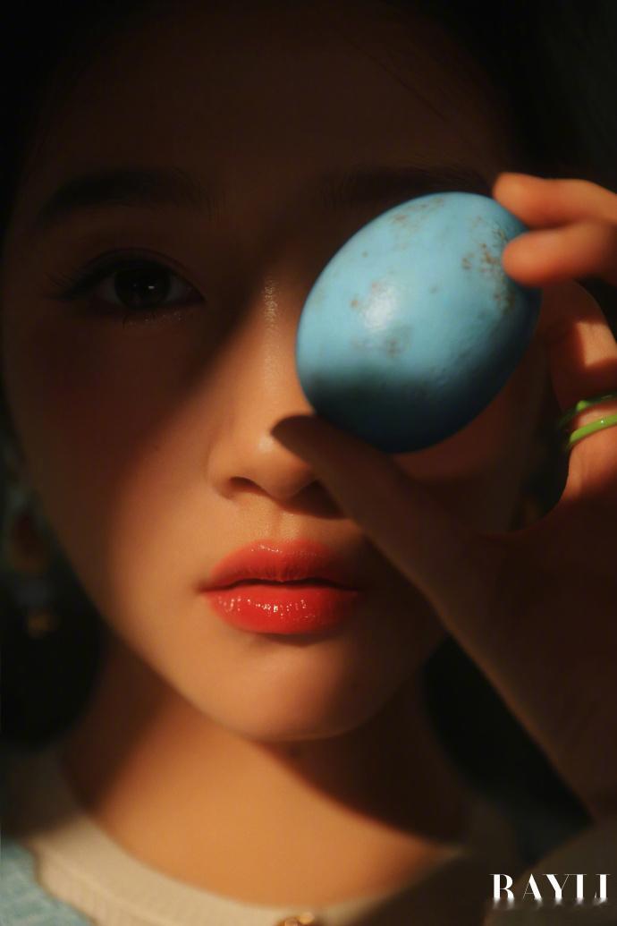 陈漫拍的关晓彤陈漫镜头下的关晓彤陈漫镜头下关晓彤甜度超标！阳光漫过书页的甜谧梦境