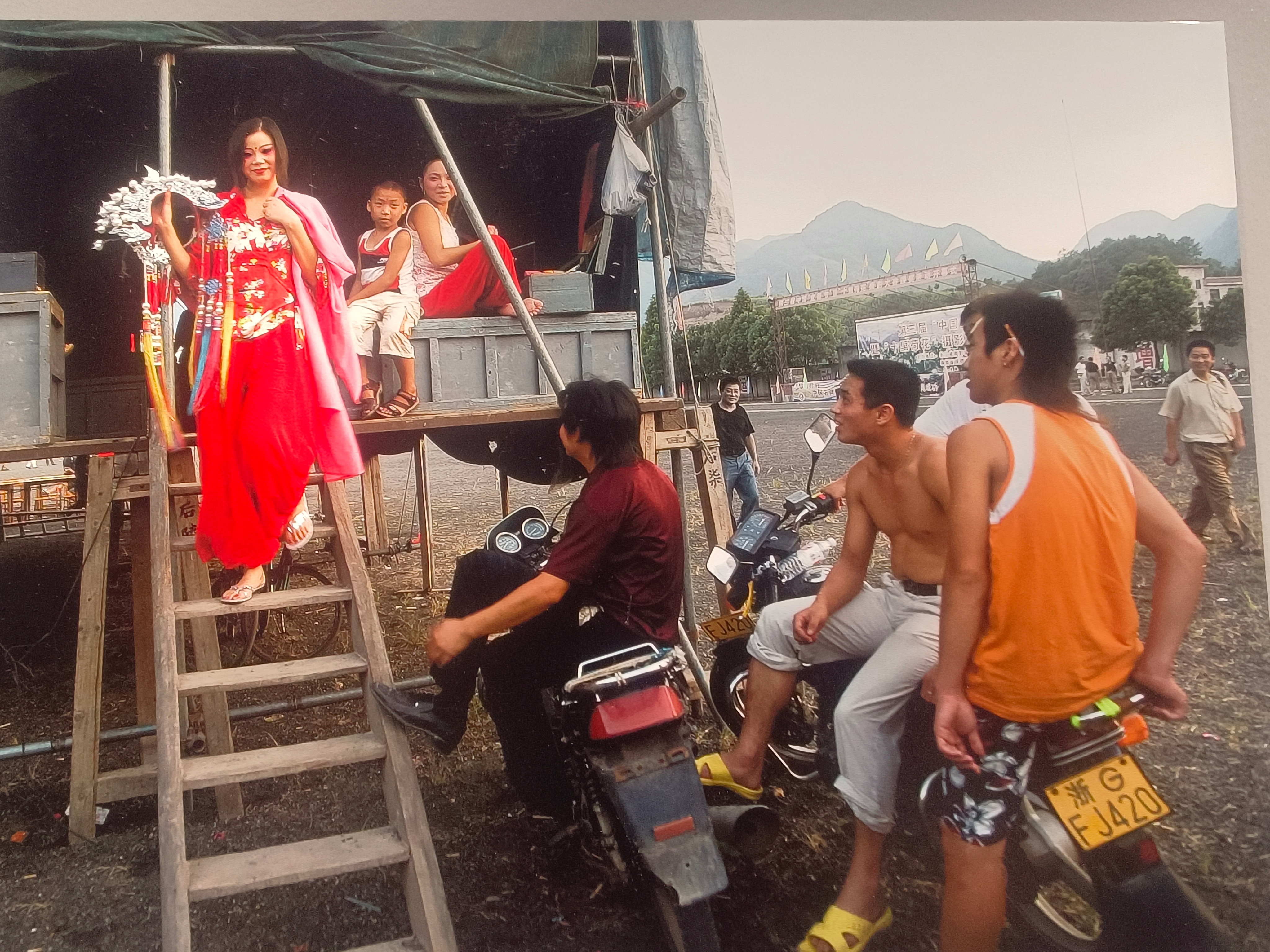 有自己喜欢做的事情，又不用赚钱养家，是最幸福的生活状态。 