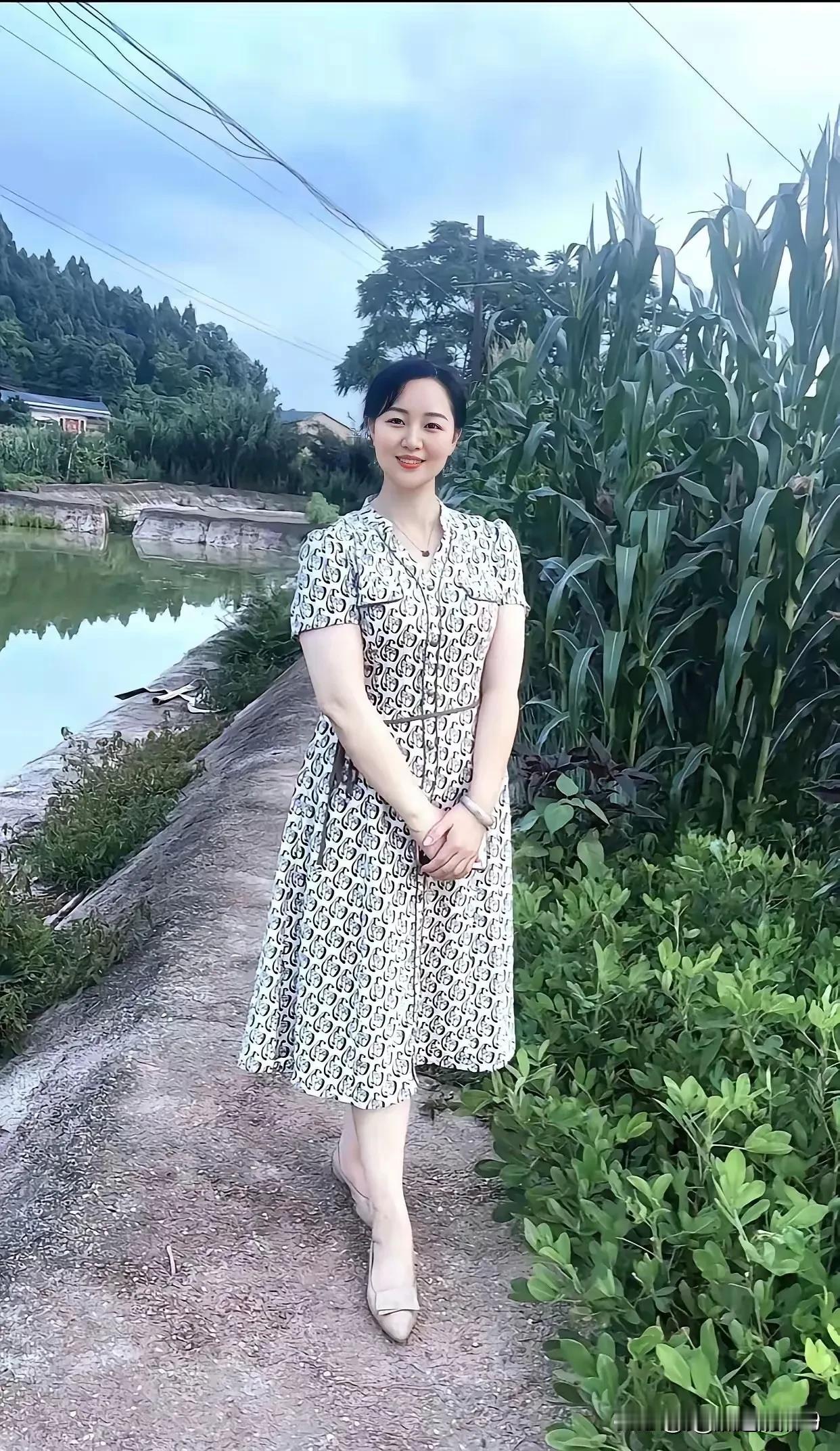 《大龄剩女》

我今年31岁，大龄也好，剩女也罢，对我都无所谓。我喜欢乡村的田园