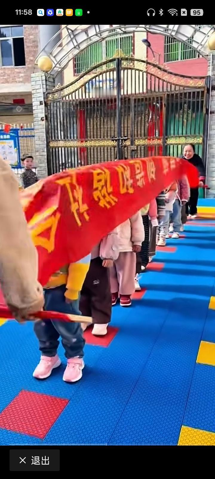 图中寓教于乐的游戏才是幼儿教育应该有的样子。
摩擦生电、振动传导致波幅干涉等，比