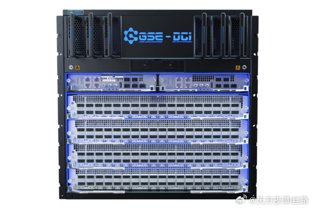 【中国移动 MWC 2026 发布全球首台超百 T 智算互联路由器样机，吞吐量达