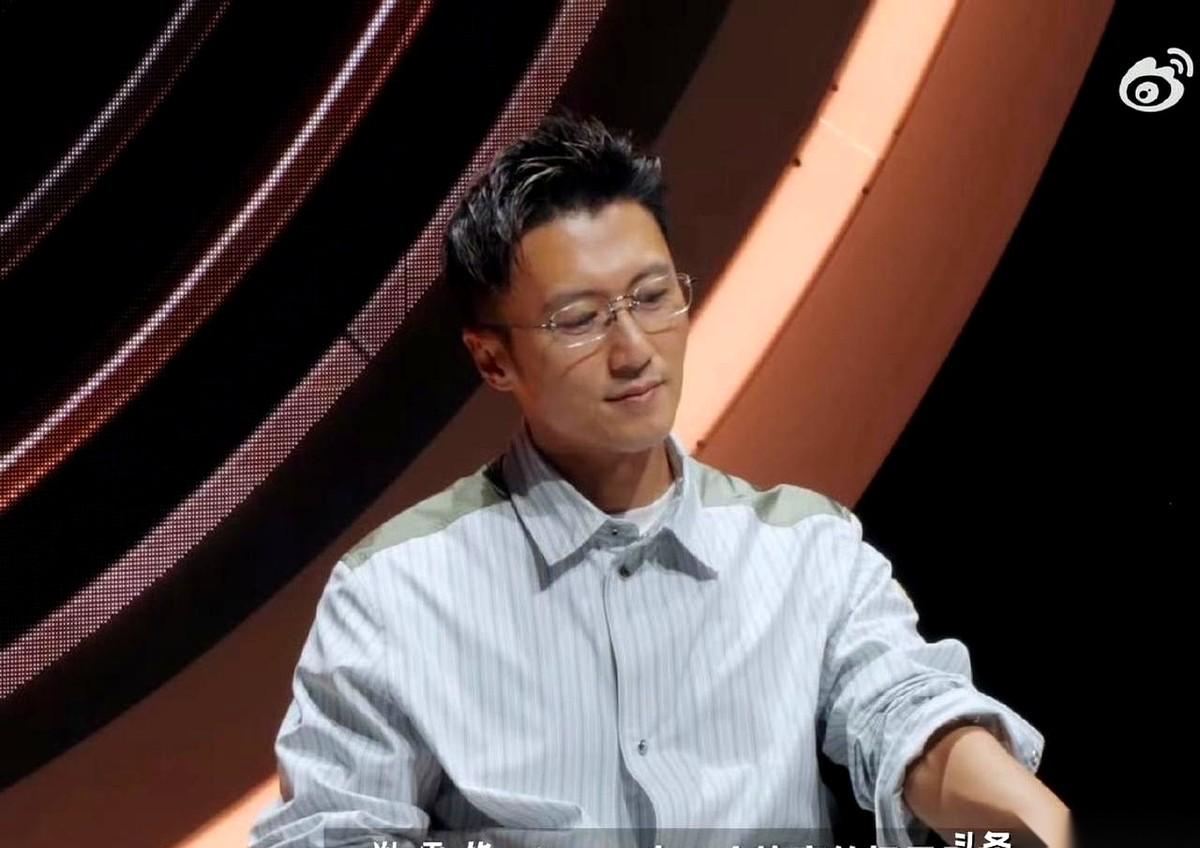 那个在综艺上，黑着脸，把一道“糖拌西红柿”批得体无完肤的谢霆锋。
和那个给王菲做
