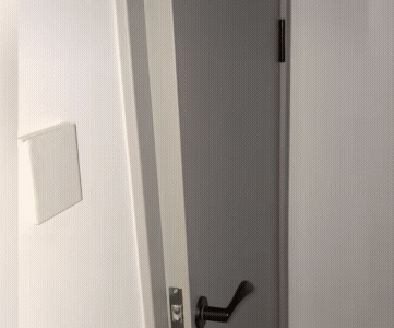 弟弟开门，突然发现姐姐在房间，一下子吓得蹲在地板上。
此时此刻，姐姐和妈妈还不由