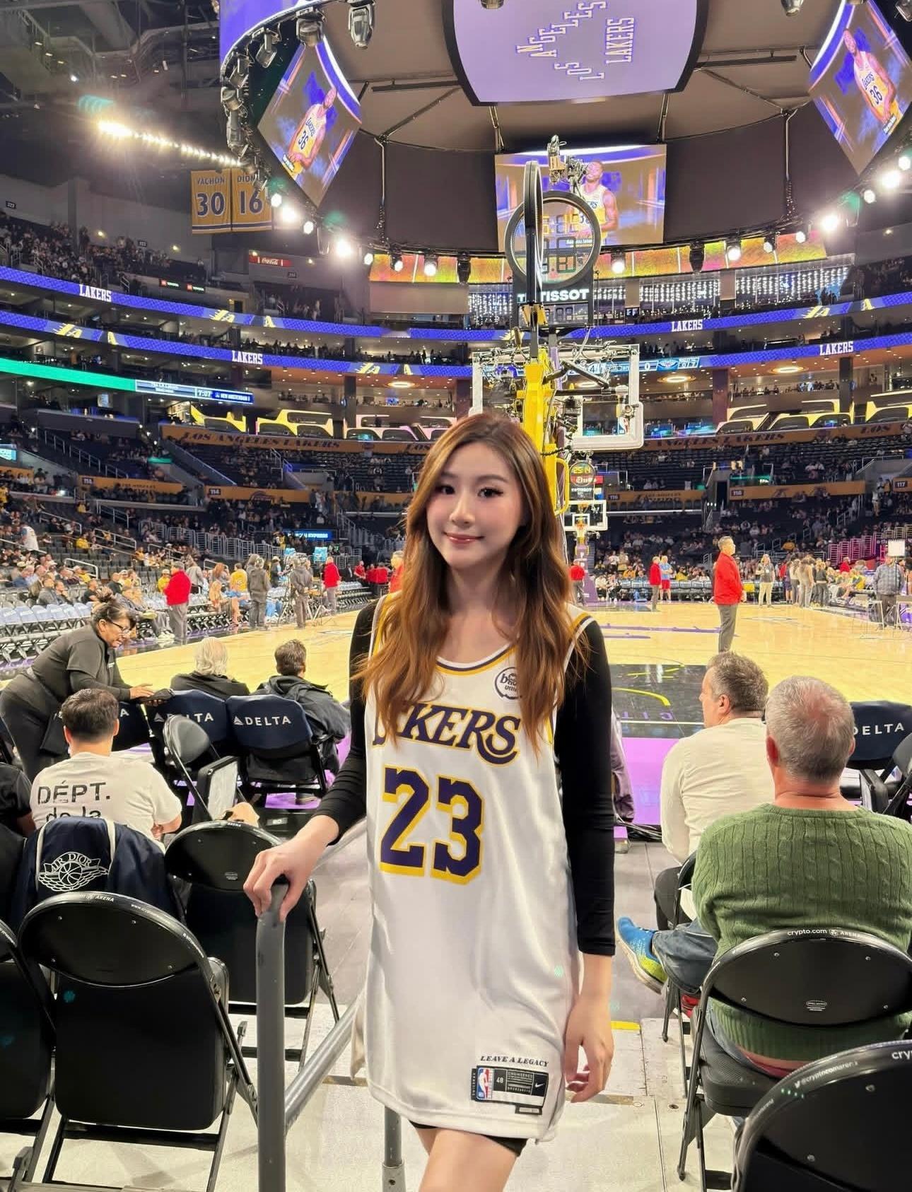 篮天下穿球衣的女孩 喜欢老詹的女粉有多少？🙋🏻♀️Images via ye