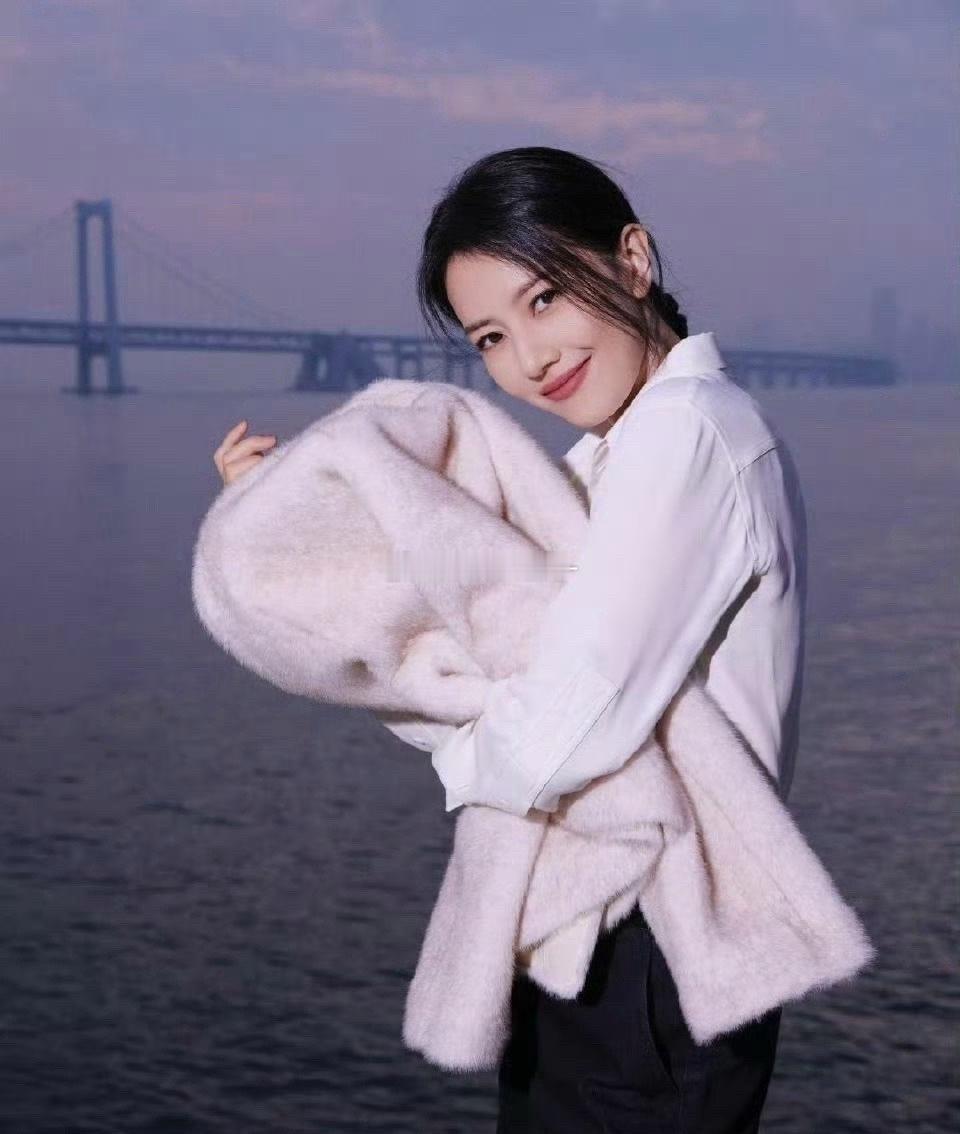 高圆圆不愧是国民女神，简单的毛衣都穿得那么高级！她怎么永远不会老一样 