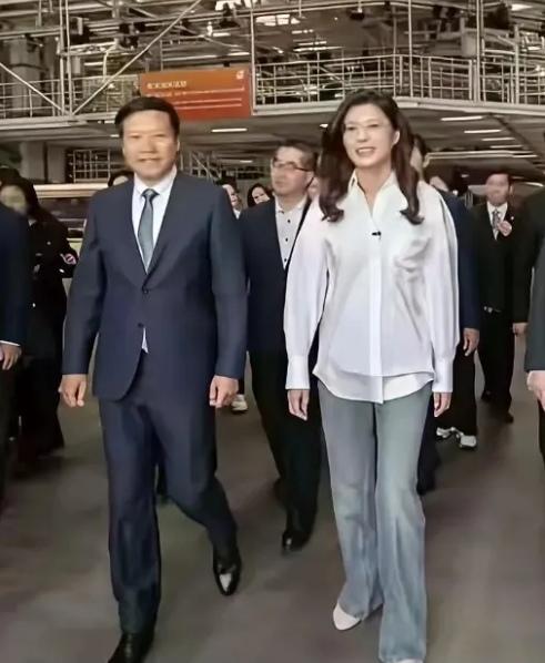 能和雷军肩并肩走路的女人，不是一般的人物吧