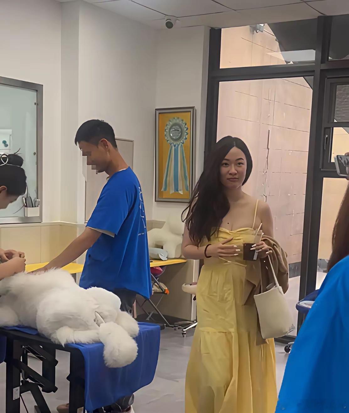 杜江手里提着一袋十几块钱的肉夹馍，但他在电影圈已经扛下了100亿的票房。这个画面