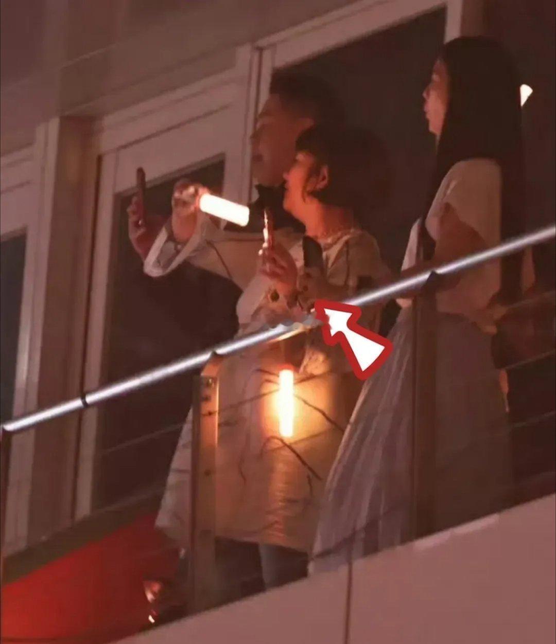 任家萱带儿子小腰果现身动力火车演唱会，小家伙快三岁，身形高挑十分惹眼。Selin