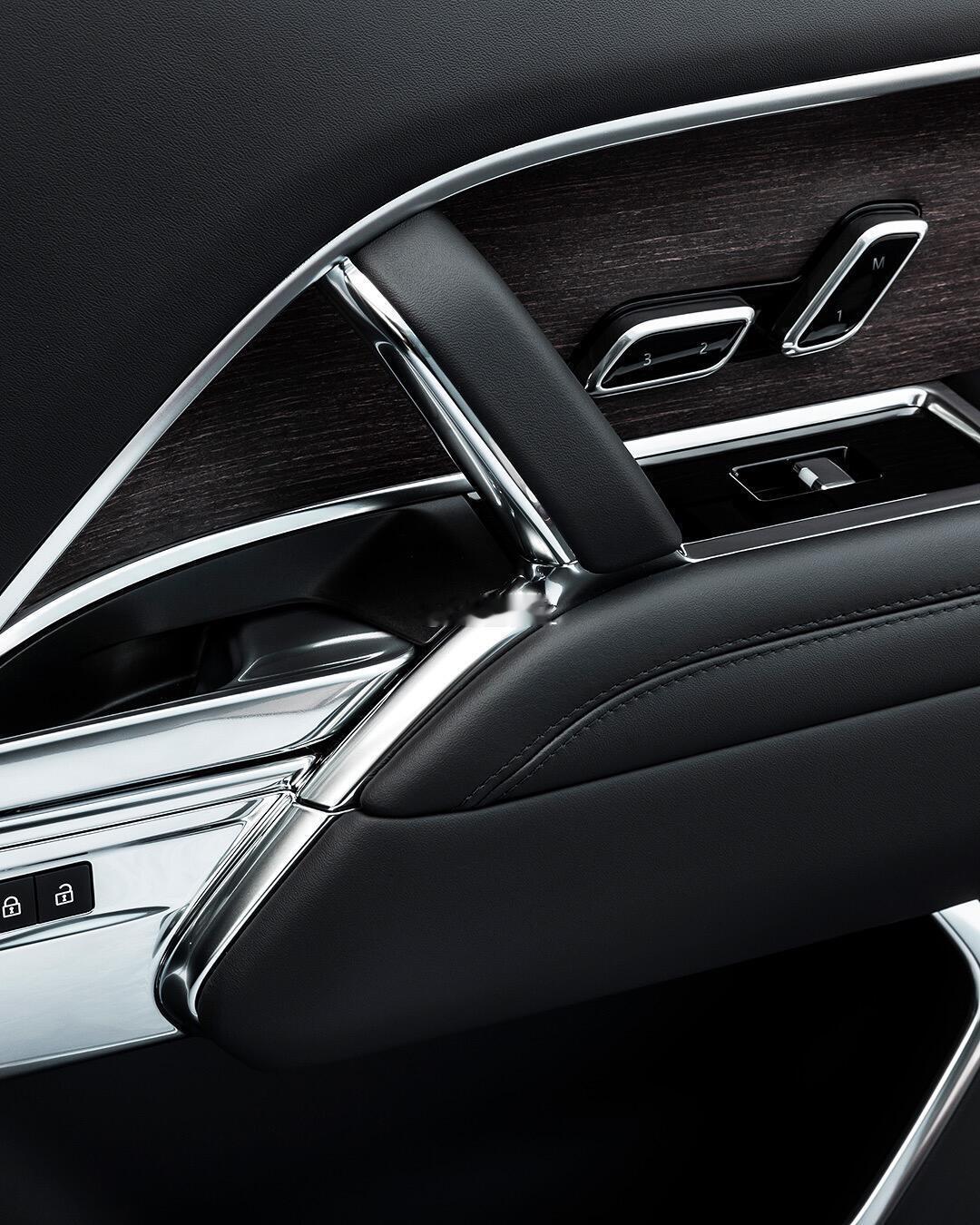 贝尔维亚绿的揽胜，黑白太过于普通?那可以考虑绿色吧!贝尔维亚绿的揽胜呢贝尔维亚绿