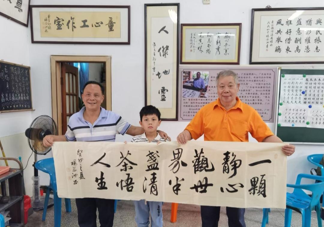 广州增城梁先生(图左一)点题约写。