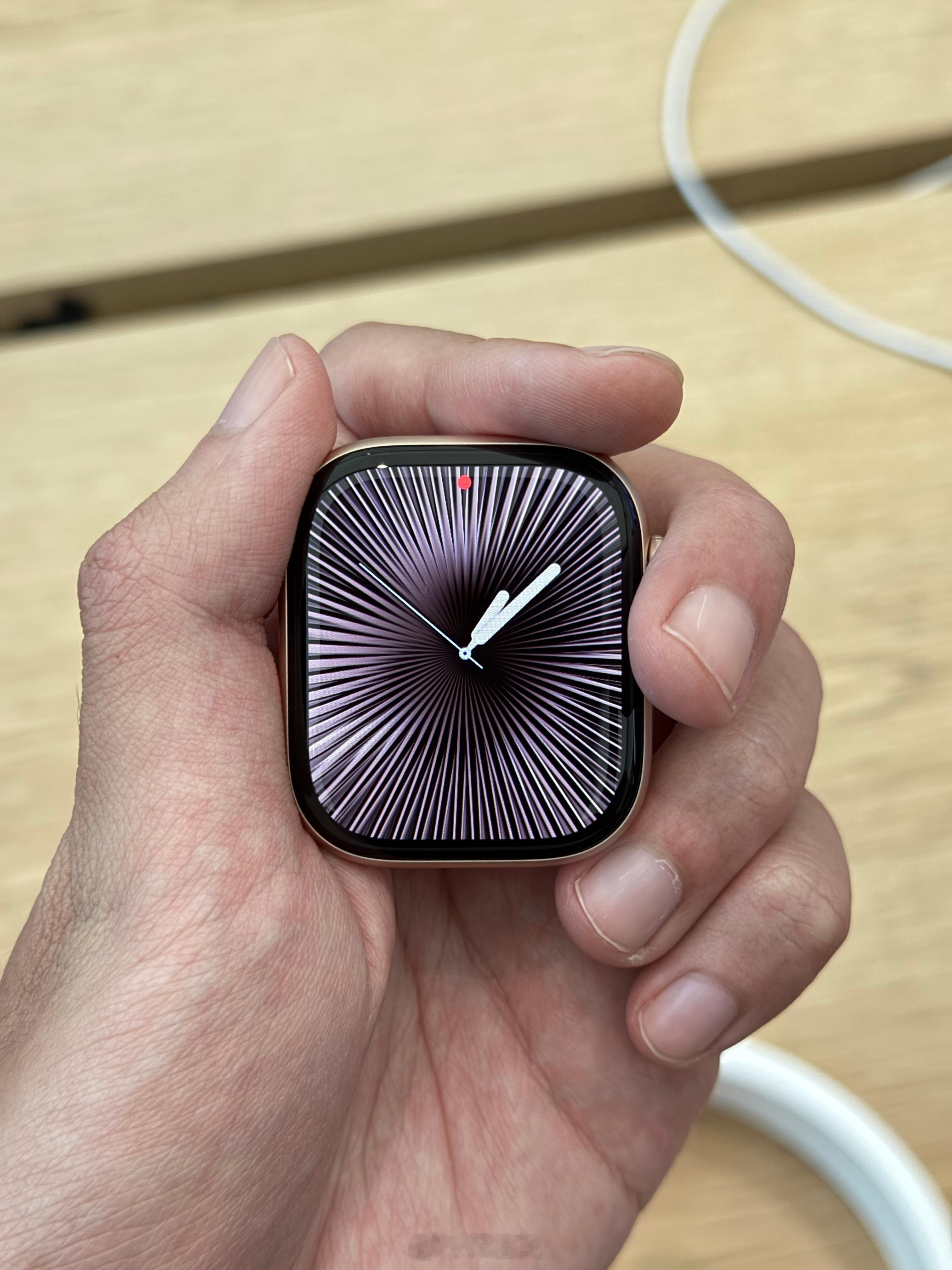 前几天去Apple Store看Apple Watch，屏占比的升级其实没有那么