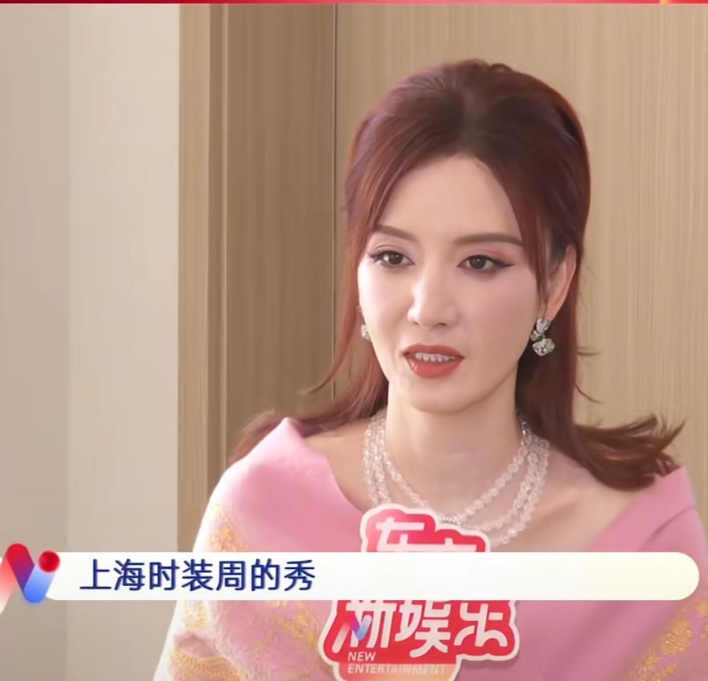 张萌确实是为数不多的身材性感有能力长的又善良的老板，但是奇怪的是她的这张脸一直在