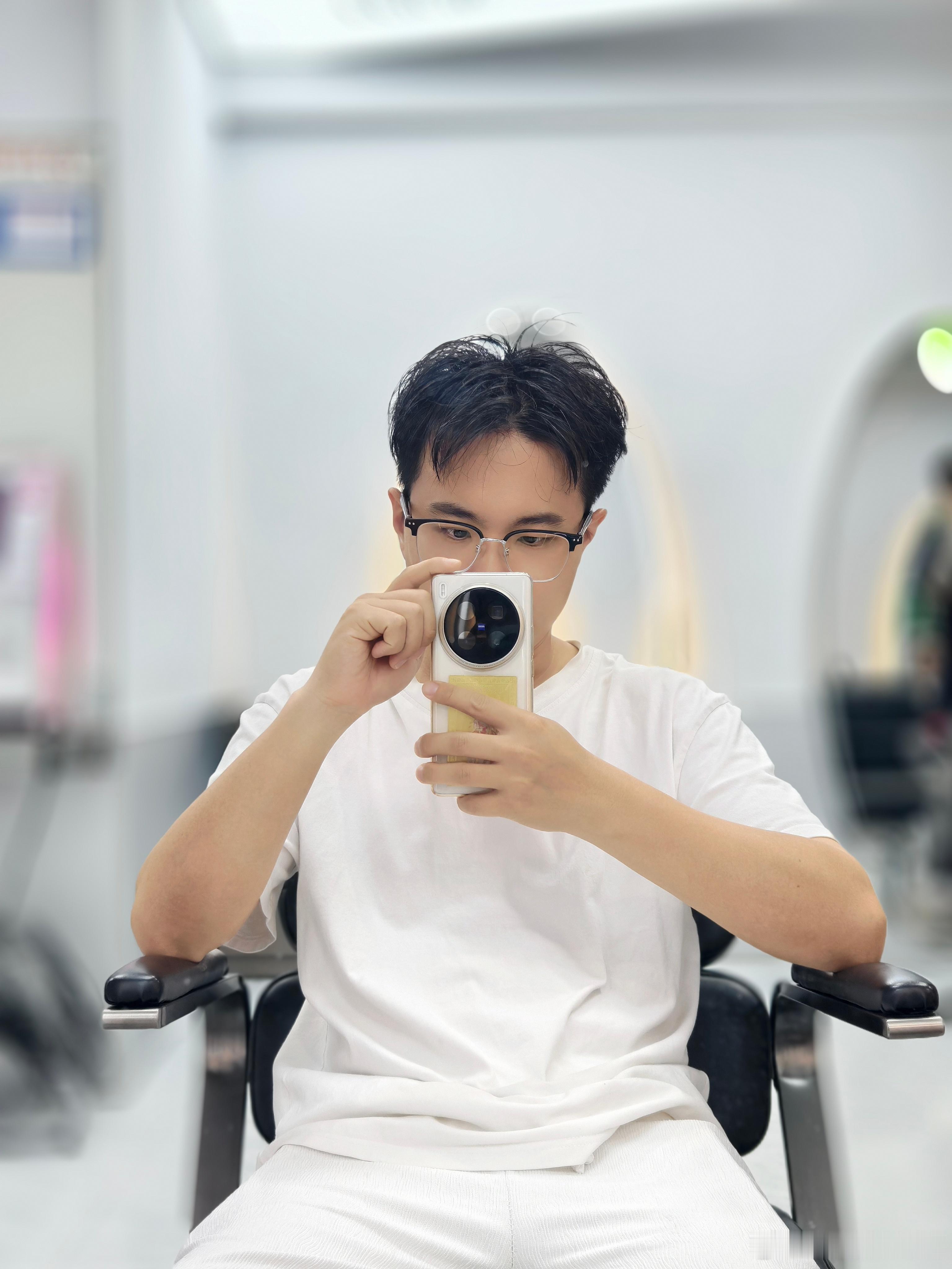 剪个头发吧，一头乱七八糟的不好打理… 