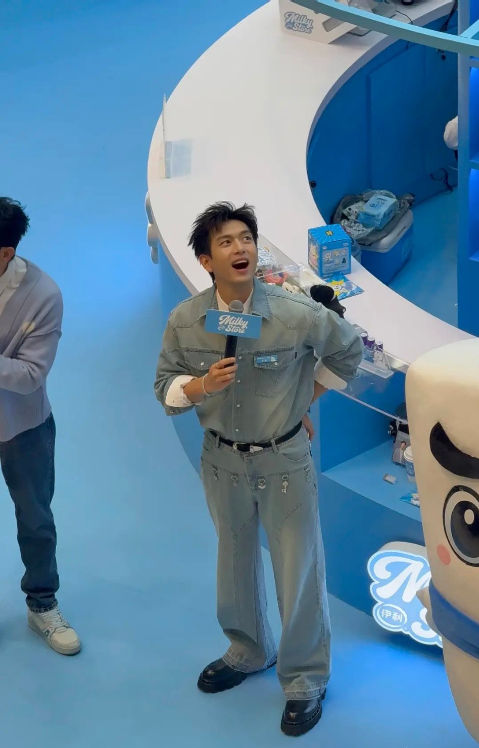 李现活动纯生图，状态好好，快进组，期待一下吧 