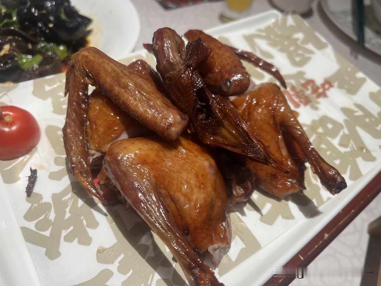 自驾打卡广州鸽界天花板！连续四年入选米其林必比登的大鸽饭真的绝。现㓥现做的红烧鸽