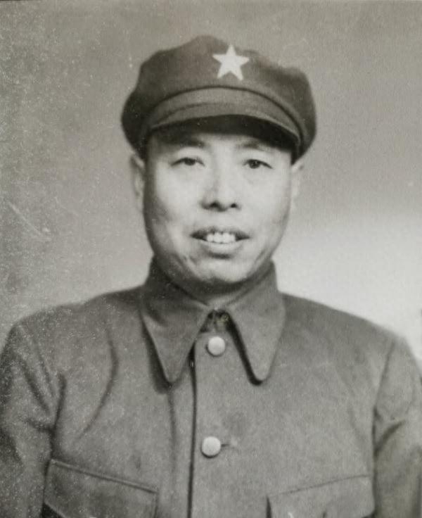 他按资历原本可以荣获上将军衔，但抗战和解放战争中作用有限，脾气却十分暴躁
194