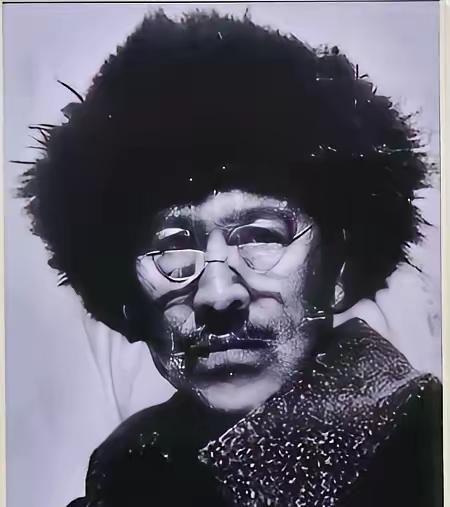 1937年，67岁的大地主戴万龄被日军擒获，为防其逃脱，日军竟用铁丝一头捆住他两