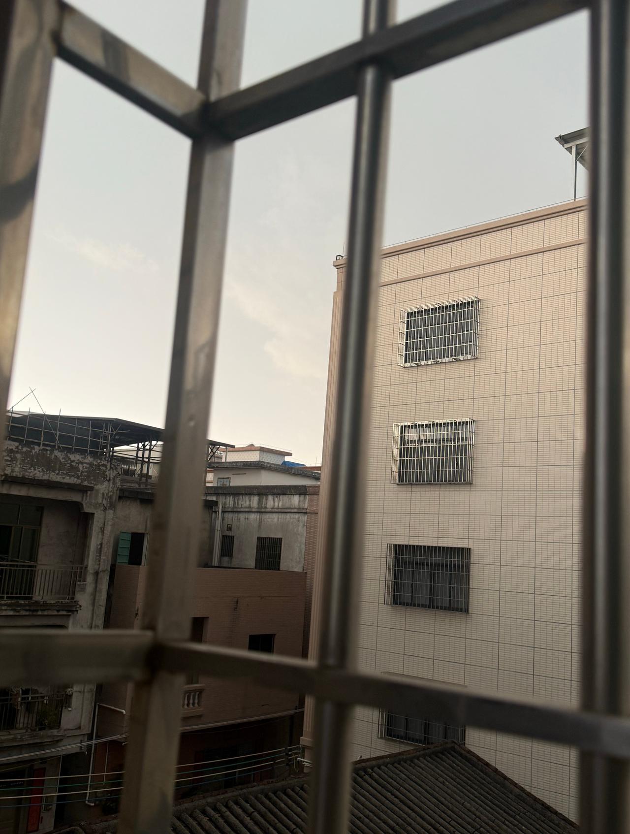 外面乌漆嘛黑、倾盆大雨 ​​​