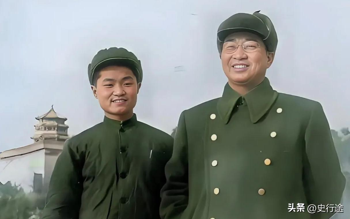 建国初期，在风景秀丽的北京颐和园，开国大将陈赓与长子陈知非留下了珍贵合影。照片中