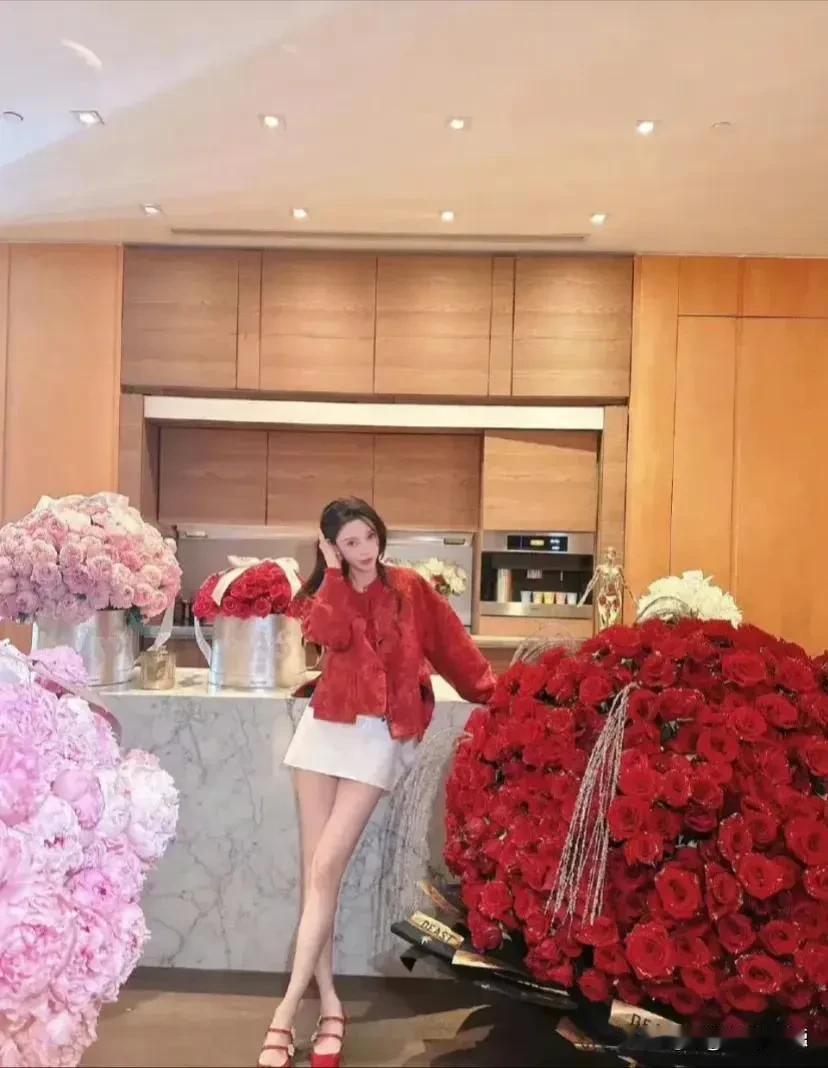 天呐！！！杨颖在三八妇女节发文晒照，其内容是：“节日愉快！”在九宫格照片可以看到