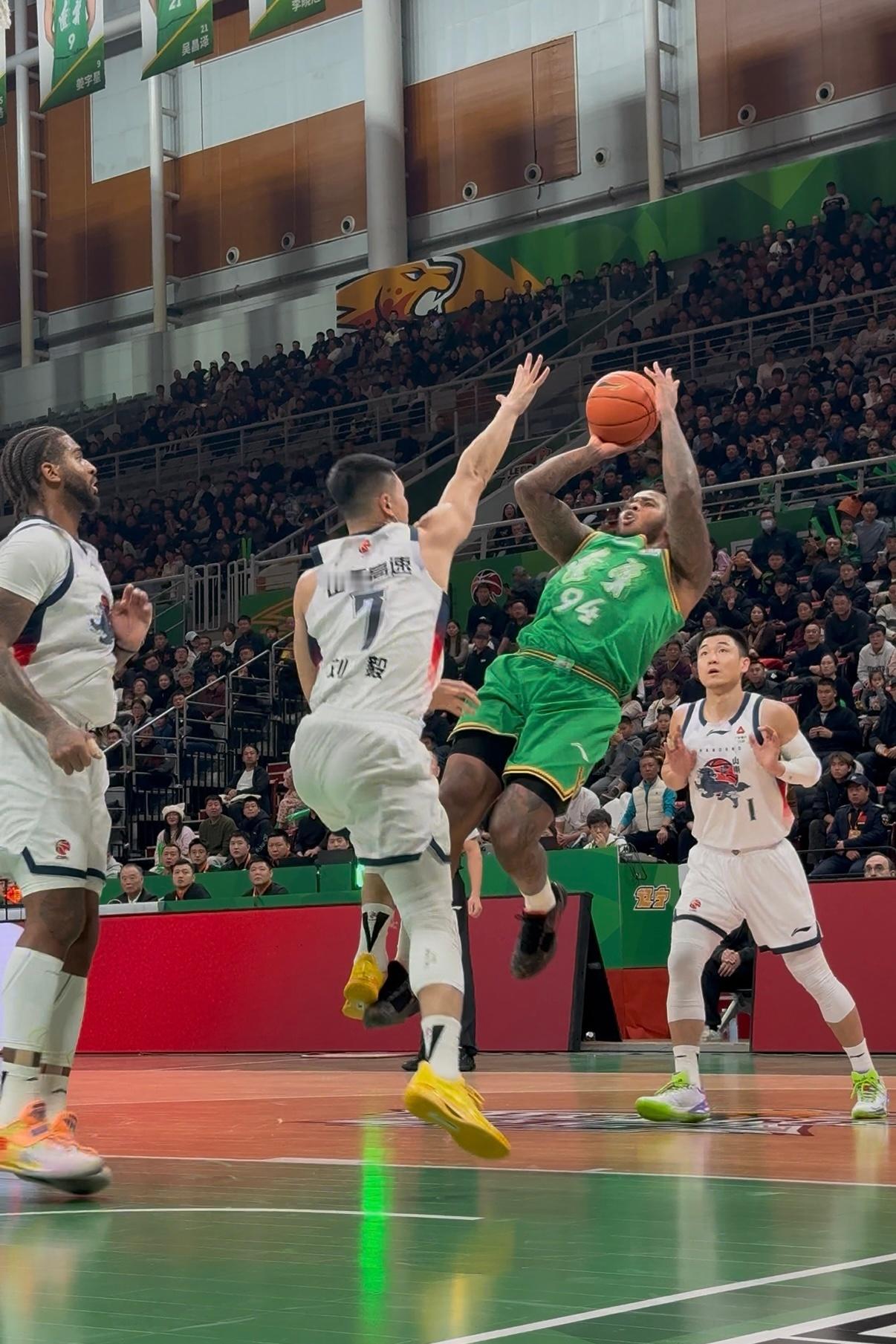 辽宁男篮vs山东男篮雪藏一场起作用了，亨特已经得到6分了。 