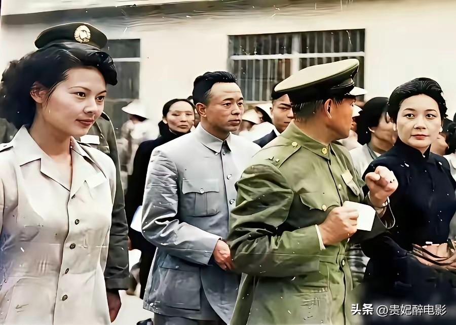 抗日名将孙立人的英文秘书，也就是左边这位貌美女子，民国最可惜的红颜，一生皆为情深