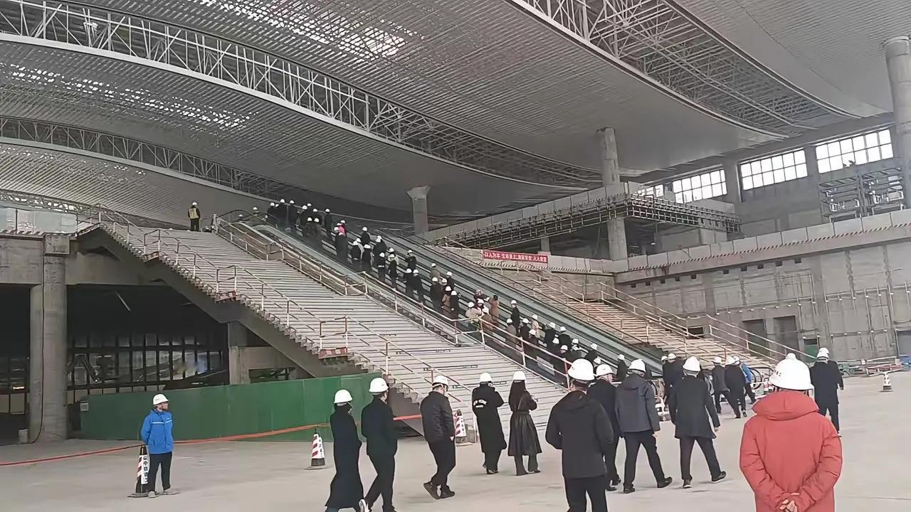 在年前领导们，人大代表们再次莅临义乌火车站查看工程进度！不知道今年年底前能不能完