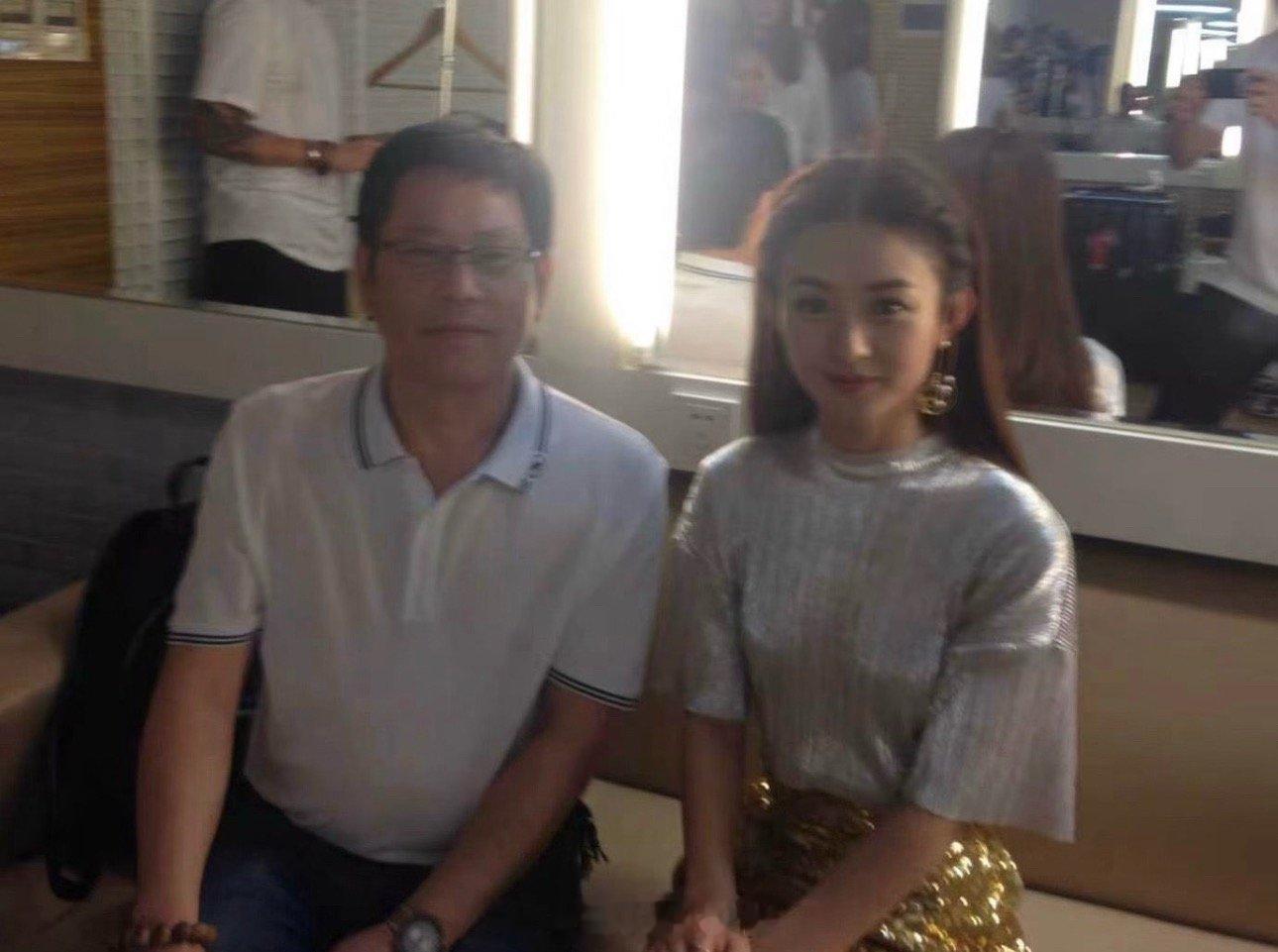 刚刚，快本导演分享了和赵丽颖的合照❗️早期的丽丽真的好美哇～看的本猫心软软