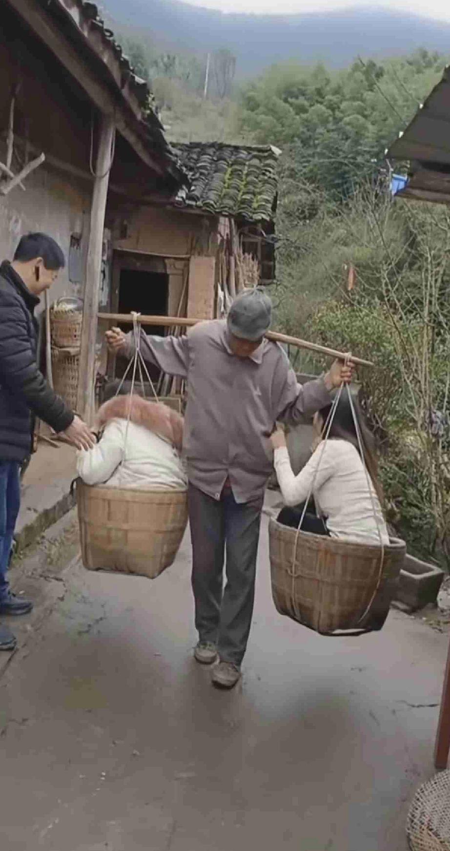 这便是父爱
即便女儿长大了
依旧能让女儿重温儿时的乐趣
网友：一担挑起千金！
带