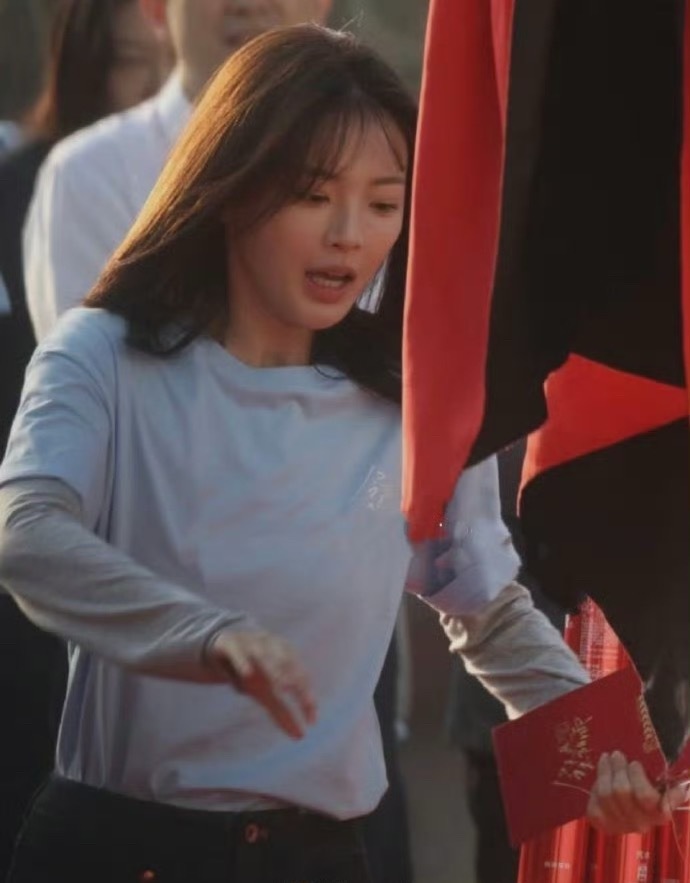 杨超越被绊倒给我们超越妹妹吓得都失去表管了，妹妹这也太接地气了！ 