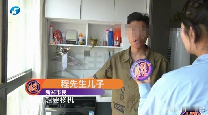 河南新郑，程先生家空调外机坏了，想要维修却被邻居家的外机卡在里面拿不出来，多次沟