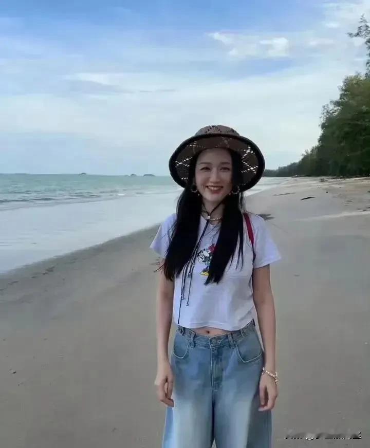 陈乔恩的每一次亮相，都让人感到惊喜。她的美丽不再只是表面的光鲜亮丽，更多的是那种