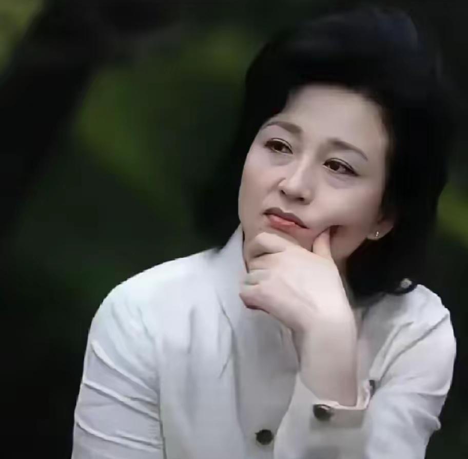 这位女士看起来若有所思。其实韩国演员也很漂亮。你认识这位吗？[作揖][玫瑰]