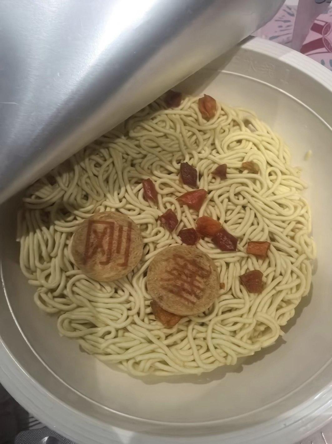 康师傅世界杯期间限定的泡面，肉上打印了国家队的队名