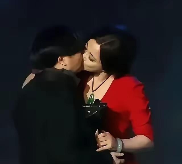 都以为刘晓庆和女导演当众激吻是丑闻？
错了！
这背后藏着你根本看不懂的“过命”交