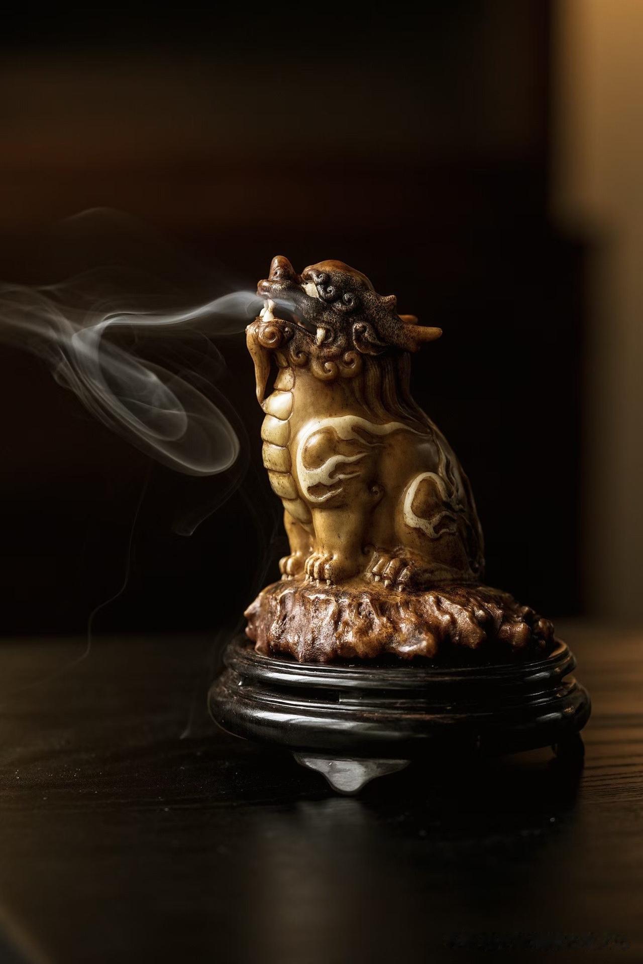 鹿角的质朴肌理，配上麒麟的古拙造型，呈现出一种沉稳而有力量的美。

这件麒麟香炉