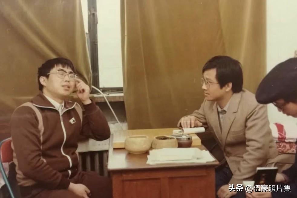 1985年末，第一届中日围棋擂台赛决战前夕，《瞭望》周刊记者胡俊凯、庄建民前往国
