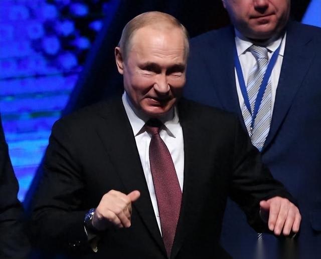 谁能想到，前脚还在喊着要锁死俄罗斯的命门，3月12号，美国自己就把门缝给推开了。